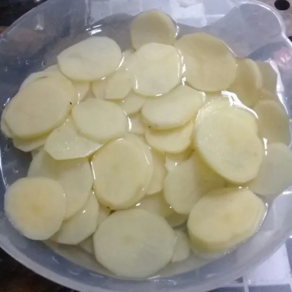 Kupas kentang cuci sampai bersih, iris tipis.