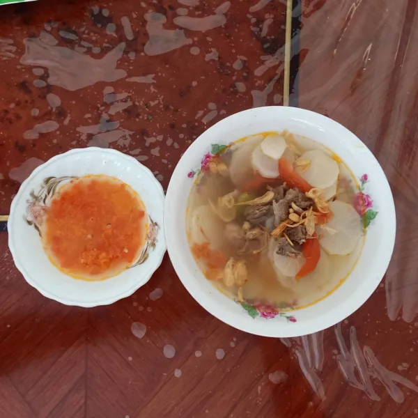 Soto Bandung siap disajikan.