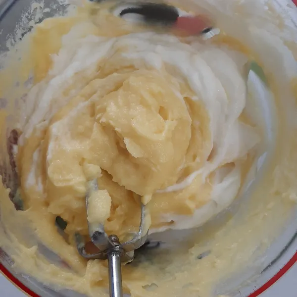 Campurkan 2 sendok whipped cream yang telah mengental dengan custard cream hingga halus dan tidak bergerinjil.