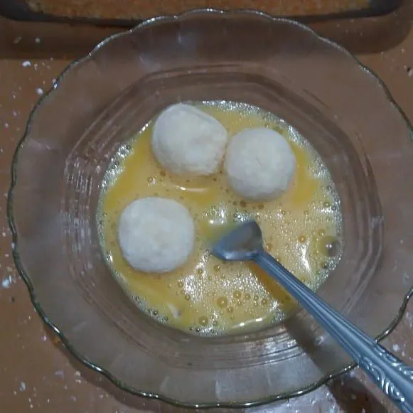 Celupkan bola-bola kentang ke dalam kocokan telur.
