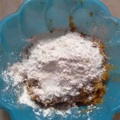 Tambahkan 80 gram tepung tapioka dan 1 sdt garam, aduk hingga tercampur rata.