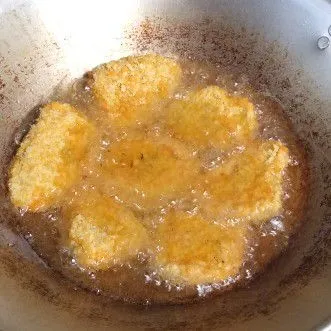 Setelah 15 menit, keluarkan ubi crispy lalu goreng dalam minyak panas hingga matang. Angkat dan tiriskan.