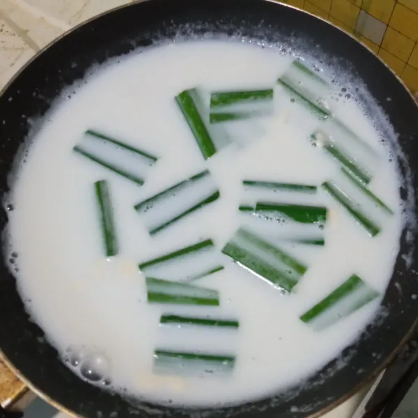 Membuat kuah santan: dalam wajan, campurkan air dan santan, rebus bersama daun pandan. Tambahkan gula dan susu kental manis, masak hingga mendidih.