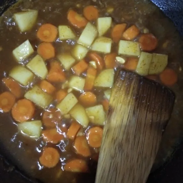 Panaskan minyak, tumis bawang putih hingga harum, lalu masukkan wortel dan kentang. Tambahkan air kaldu bubuk, kari bubuk dan saus tiram, masak hingga sayuran matang. Terakhir masukkan larutan terigu aduk hingga kuah kari mengental.