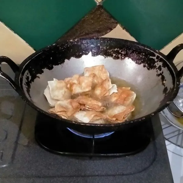 Setelah dikukus, goreng pangsit hingga kuning keemasan dengan api sedang dan minyak goreng cukup