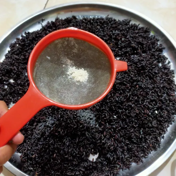 Biarkan ketan dalam suhu ruang lalu taburiragi dalam suhu ruang, taburi ragi dan aduk sampai rata