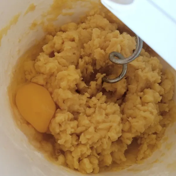 Setelah adonan tercampur rata, masukkan telur satu kemudian uleni campur rata, ulangi telur ke 2 dan ke 3 (ingat jangan langsung dimasukkan semua, tapi satu satu terus diuleni).