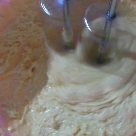 Masukkan telur 1 per 1, mix dengan kecepatan tinggi hingga halus licin.