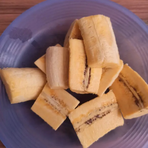 Tutup rapat adonan dan diamkan adonan selama 30 menit. Potong pisang sama besar 15 bagian sekitar 3-4 cm. sisihkan.
