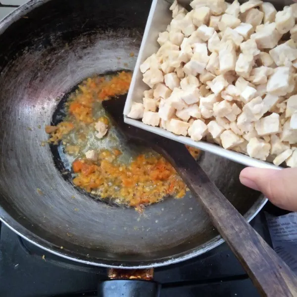 Tambahkan tempe yang sudah dipotong kotak kecil. Lalu aduk rata.