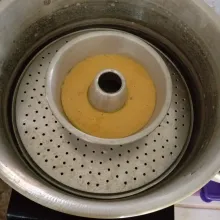 Tuangkan adonan kedalam loyang. Jika kukusan sudah panas masukkan bolu ke dalam dandang dan tutup rapat.