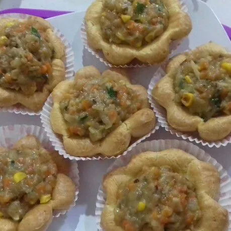 Penyajian : ambil kulit soes, beri isian ragout, beri keju cheddar parut seledri dan cabai merah untuk garnish. siap disajikan.