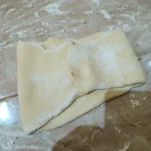 Kemudian gilas pipih lagi, dan lipat bagian kanan kiri.