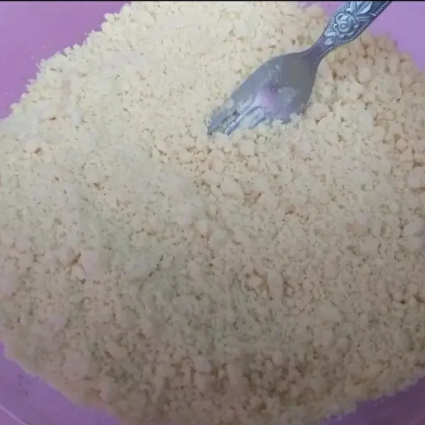 Bahan kulit : Campur semua bahan kulit kecuali air es, lalu aduk rata hingga tepung dan margarin tercampur rata.