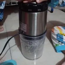 Haluskan bawang putih dan kencur dengan tambahan sedikit air.