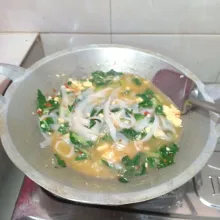 Masukkan kwetiau lalu tambahkan garam dan kaldu jamur. Koreksi rasa. Masak hingga kwetiau matang.