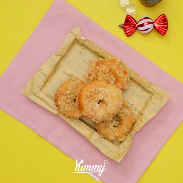 Goreng donat krispi hingga matang lalu angkat dan tiriskan di atas tisu dapur.