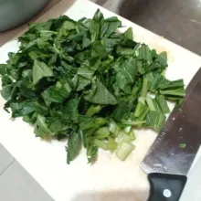 Cuci bersih sawi/ caisin lalu potong-potong.