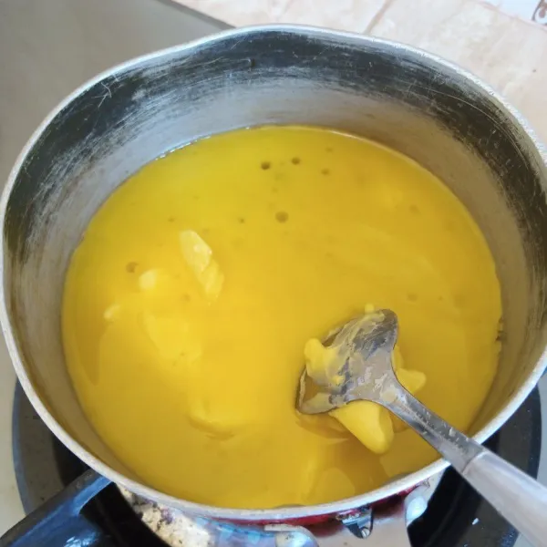 Dalam wadah campur margarin dan air, rebus sampai mendidih.