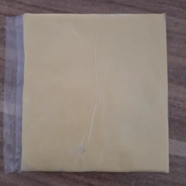 Padatkan butter ddalam plastik, lalu masukkan kedalam chiller 15menit sebelum digunakan atau ketika adonan utama sudah 2 jam 45 menit di freezer, baru butter di masukan chiller.