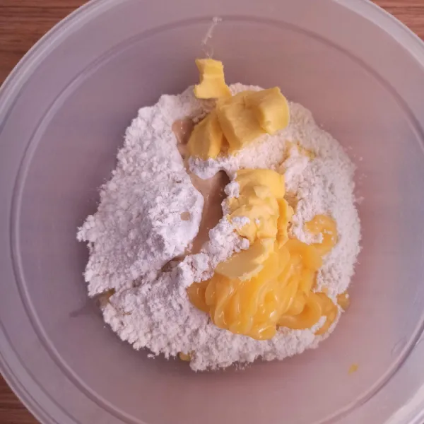 Adonan A, campur tepung terigu, margarin, butter, dan minyak. uleni hingga rata. Bagi rata 15 bagian, bulatkan lalu sisihkan.