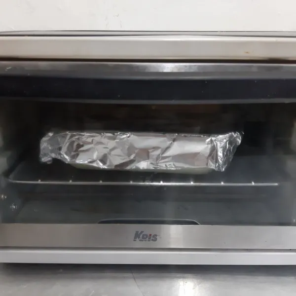Panggang kentang selama 1 jam, lalu buka alumunium foil dan panggang lagi selama 30 menit. Sajikan.