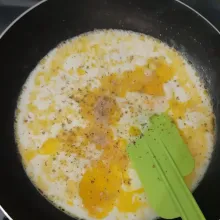 Aduk menggunakan spatula, tambahkan lada bubuk, oregano, dan garam