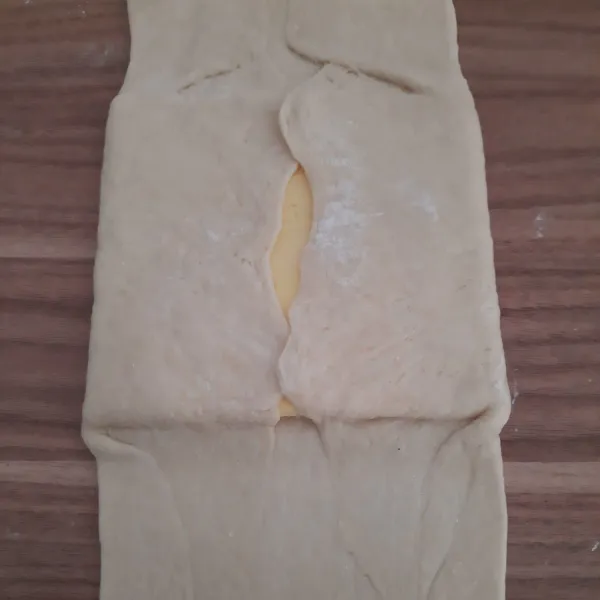 Bungkus butter dengan adonan utama. simpan kembali di freezer slama 1 jam.