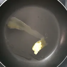 Panaskan teflon dengan api kecil kemudian masukan margarin, biarkan sampai margarin meleleh