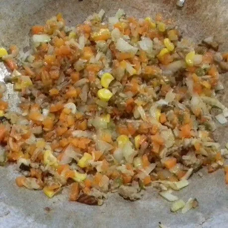 Masukkan wortel dan daging cincang, juga jagung manis aduk rata.