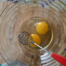 Kocok telur. Lalu masukkan vanilli, soda dan susu, lalu kocok sampai agak berbusa.
