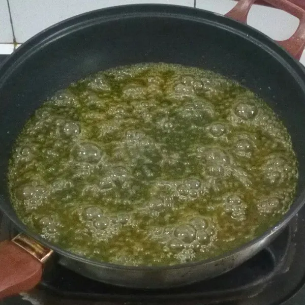 Buat choux pastrynya : campur air, margarin dan garam aduk rata biarkan mendidih, matikan kompor.