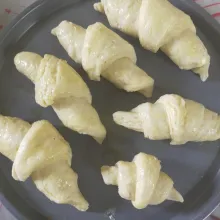 Olesi menggunakan kuning telur, diamkan selama kurang lebih 1 jam dan panaskan oven menggunakan api atas bawah Selama 10 menit suhu 190°c.