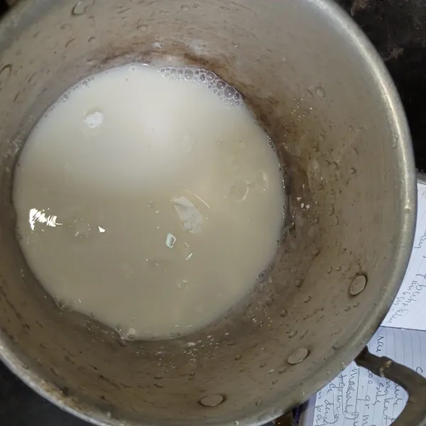 Membuat Vla : Masukan susu full cream, gula dan maizena, aduk sampai tercampur rata dan lalu masukan kuning telur, aduk rata dan masak dengan api kecil sampai meletup letup, angkat dan sisihkan.