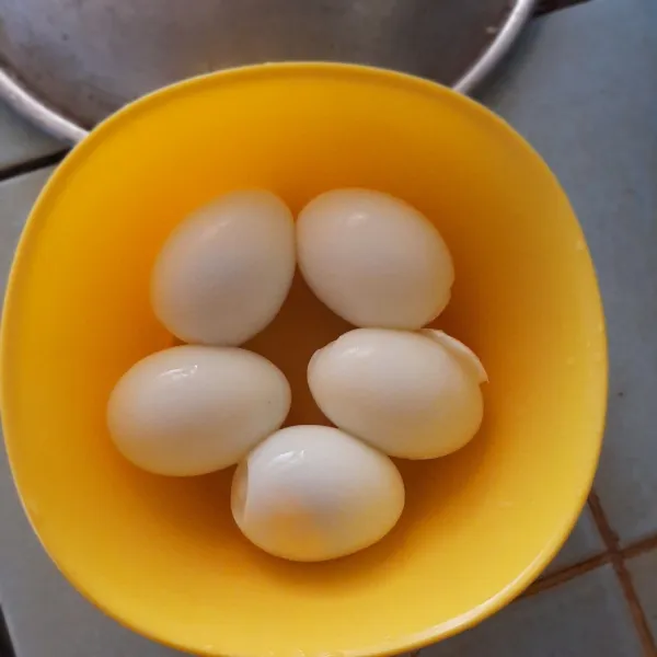 Kupas telur yang sudah direbus