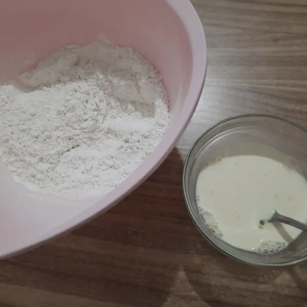 Aduk smua bahan kering. Campurkan susu dan telur, aduk rata.