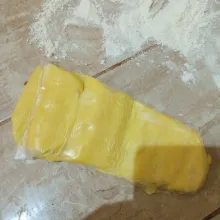 Masukkan korsvet ke dalam plastik pipihkan.