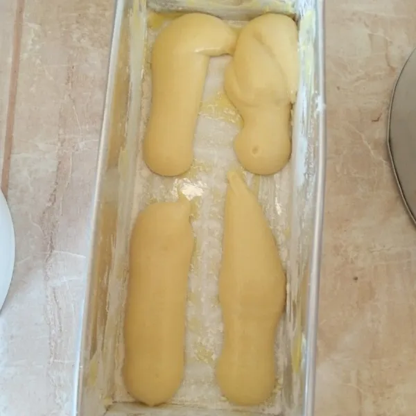 Masukkan adonan ke dalam plastik, kemudian cetak di loyang. panggang suhu 200° selama 20 menit, kemudian turunkan suhu ke 180° panggang lagi selama 20 menit.