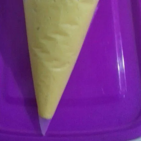 Masukkan dalam piping bag. beri spuit bintang di ujungnya.