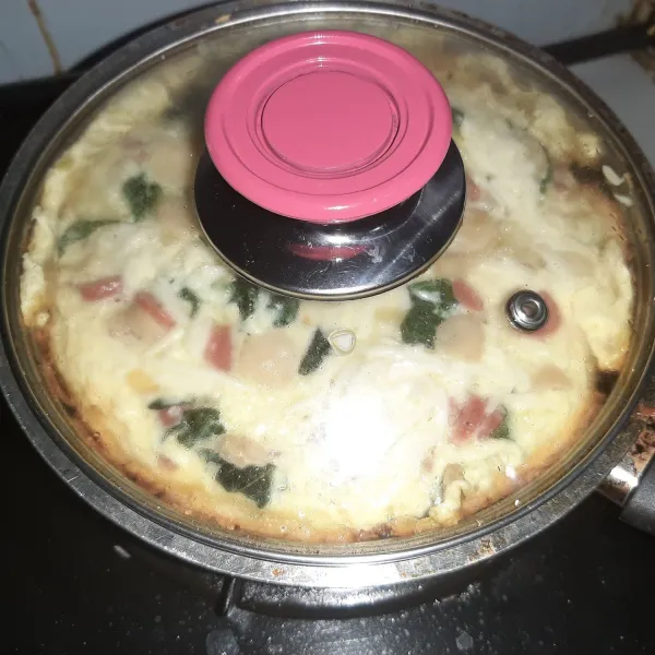 Masak dengan api super kecil dan ditutup teflonnya selama 30 menit. untuk mengeluarkannya, tunggu dingin dulu, lalu balikkan di piring datar, kemudian balikkan lagi dengan piring datar satu lagi. tunggu dingin sebelum memotong agar crust tidak rusak. selamat makan :)