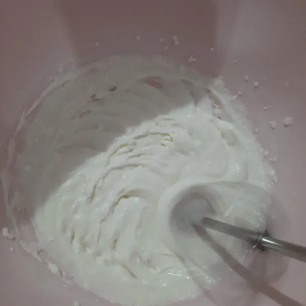 Untuk filling, campurkan bubuk whip cream dengan yoghurt, mixer dengan kecepatan sedang sampai mengental. Tambahkan perasan jeruk nipis, aduk rata. Masukkan kedalam piping bag.