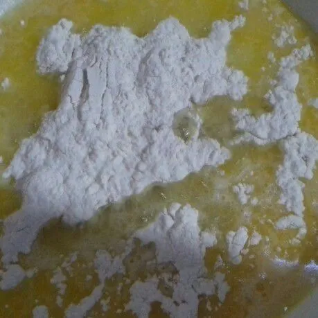 Masukkan terigu, aduk cepat.