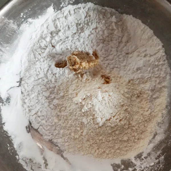 Campur bumbu halus dengan tepung terigu, tepung tapioka, dan air