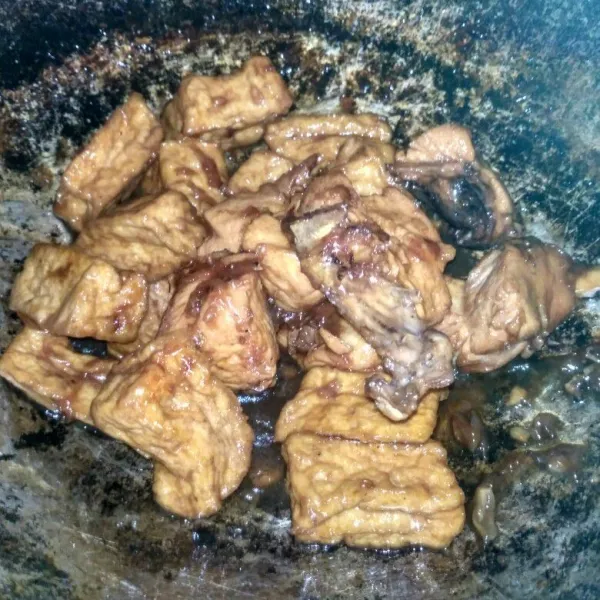 Masak hingga ayam matang dan kuah menyusut. Cicipi rasanya dan siap disajikan