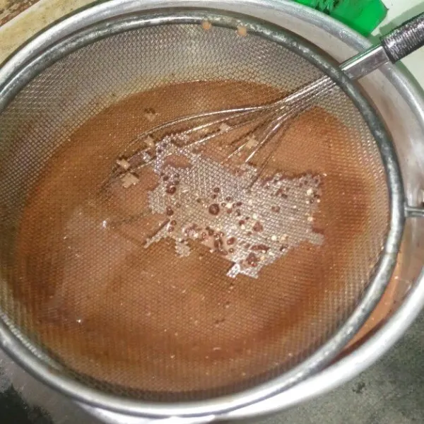 Buat vlanya dahulu : di wadah campur maizena, gula pasir, susu cair, vanili, kuning telur, coklat bubuk, dan kopi aduk rata lalu saring.