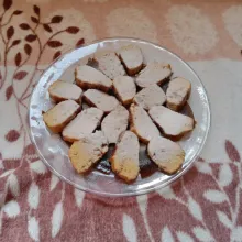 Potong bolunya dan nutrijel lalu taburi gula halus diatasnya.