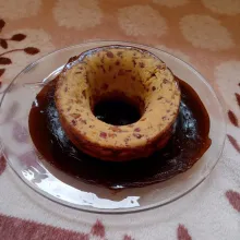 Tuang nutrijel kedalam wadah yang agak tipis lalu letakkan bolu diatas nutrijel.