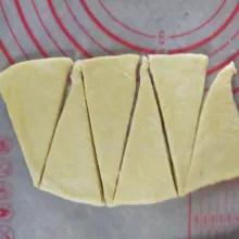 Potong lapisan bagian tengah, kemudian lipat dan gulung.