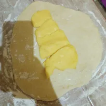 Pipihkan adonan tepung lebih besar dari korsvet, kemudian letakkan korsvet diatas adonan lipat bagian atas dan bawah.