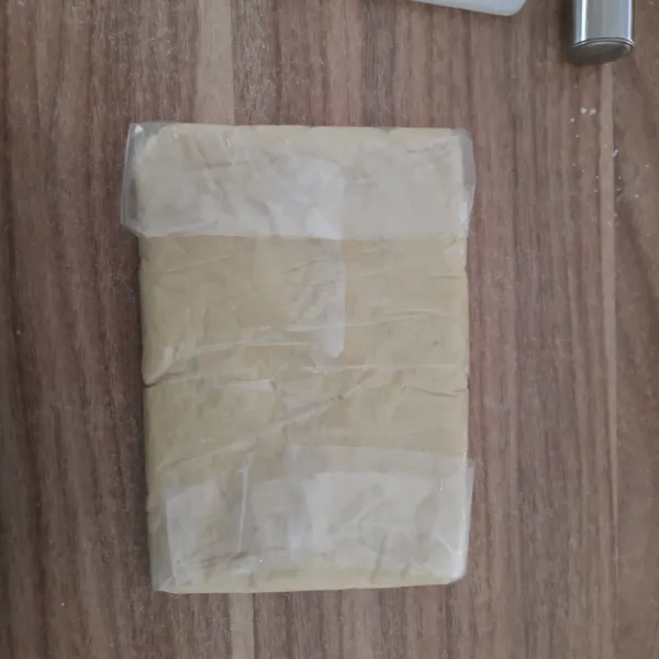 Bentuk adonan persegi dan bungkus dengan plastik, masukkan freezer selama 3 jam.